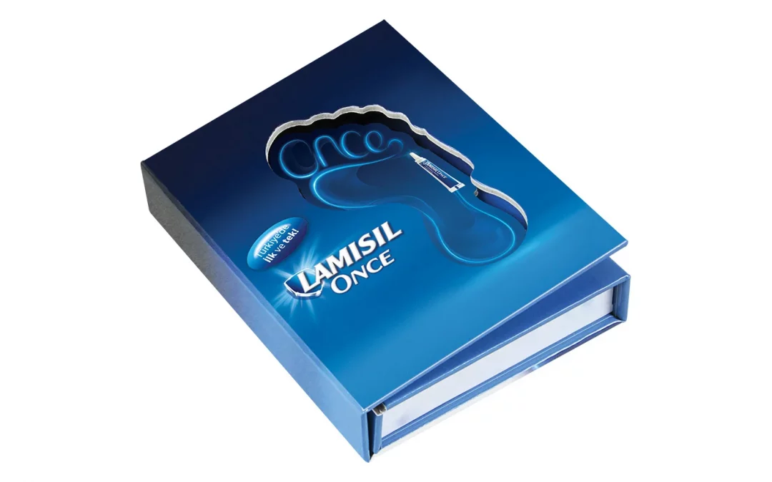 Hardcover-Booklet mit Ausstanzung auf Frontcover